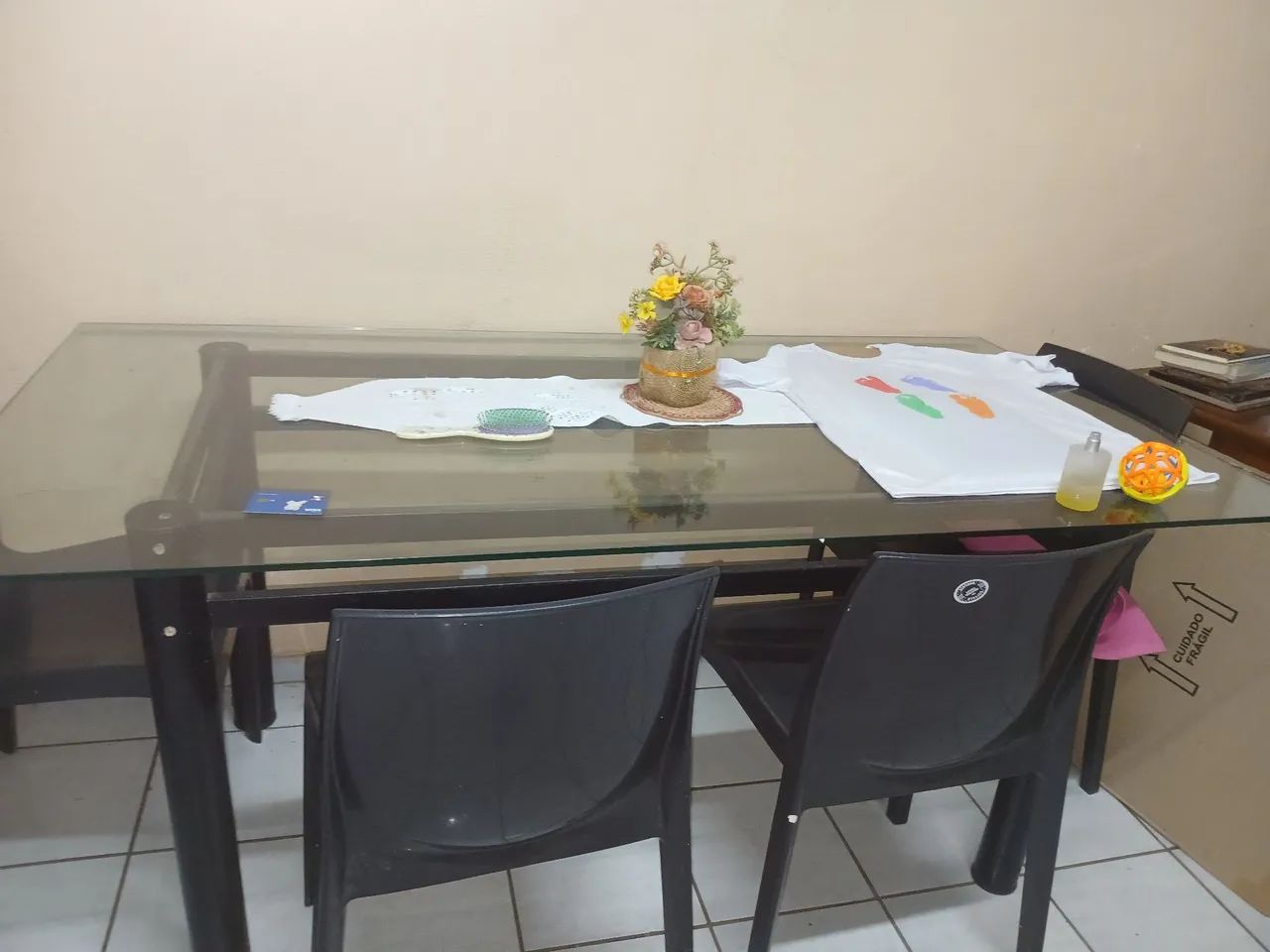 Mesa de vidro com 4 cadeira  - Foto 2