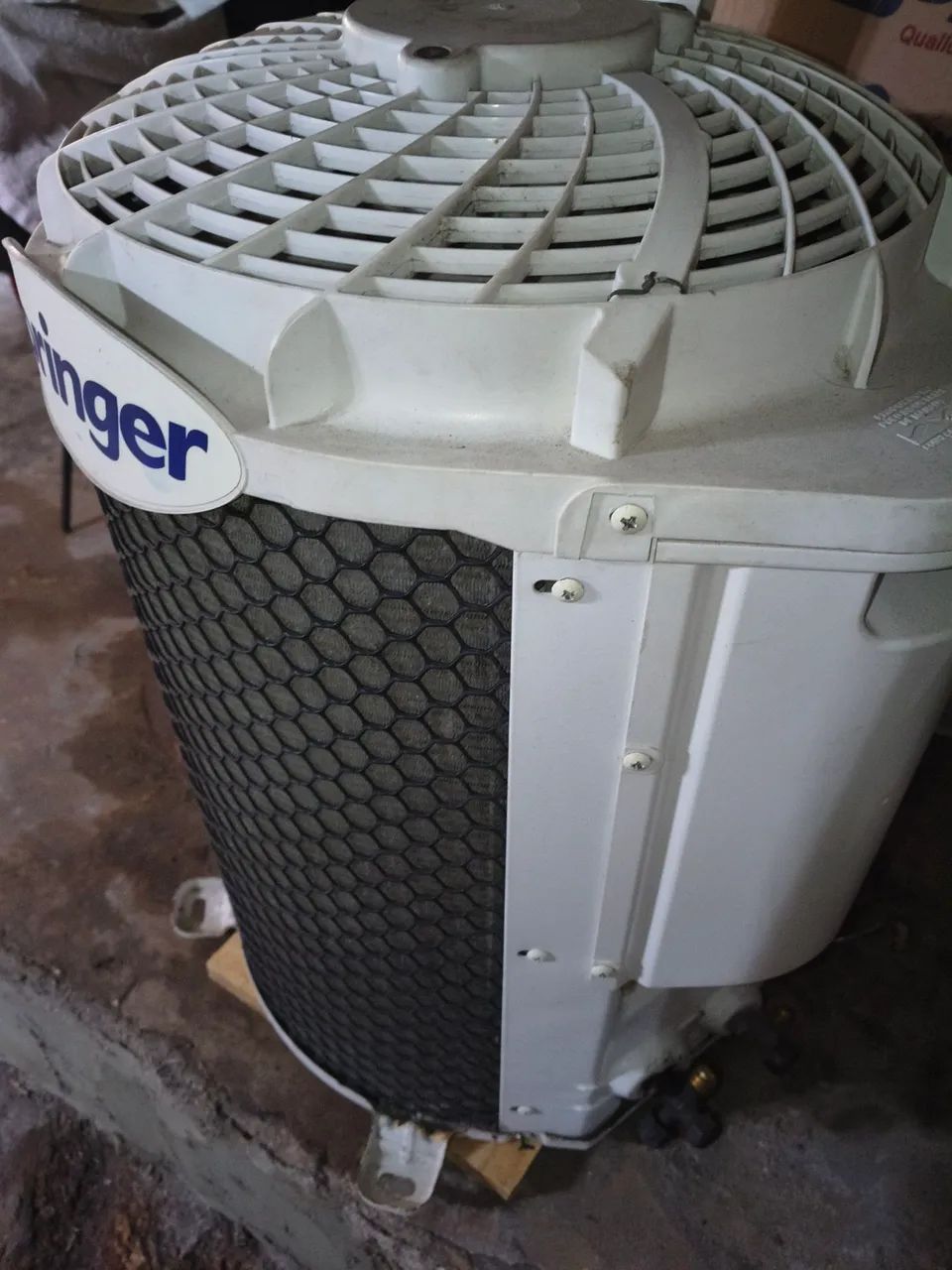 Ar condicionado 9000 BTUs.