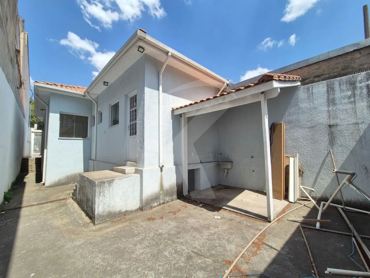 Casa com 03 Quartos e 02 banheiros em Santana