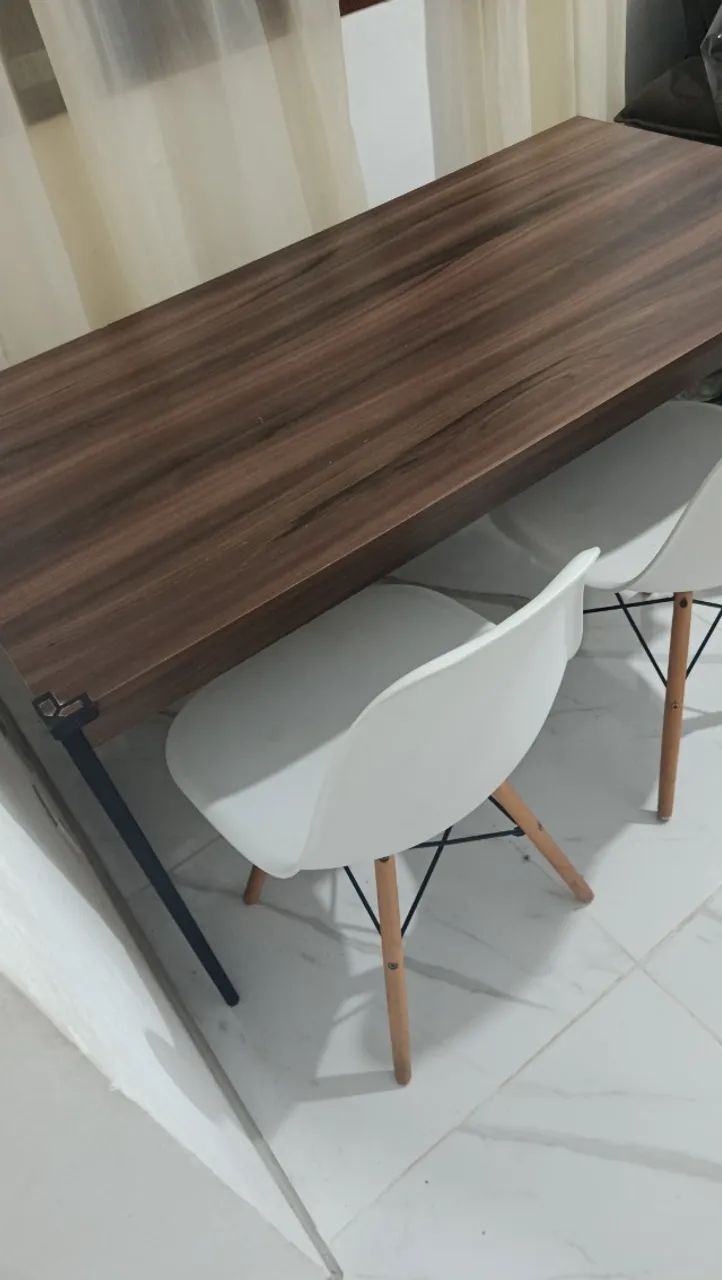 Mesa estilo industrial em bom estado com banco e 2 cadeiras 