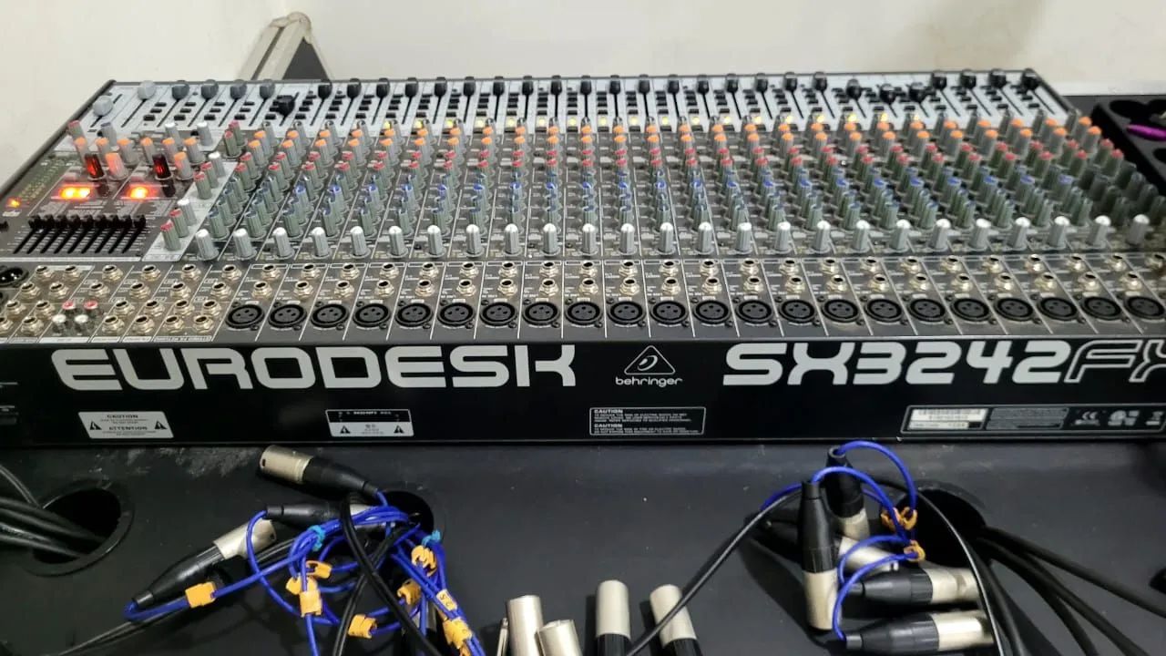 Mesa de  Som Behringer FX 3242