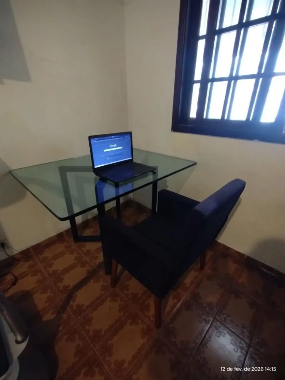 MESA EM VIDRO 15MM + POLTRONA ESTOFADA
