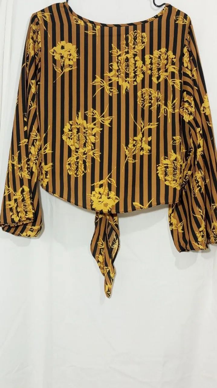 Blusa cropeed com flores - Foto 3
