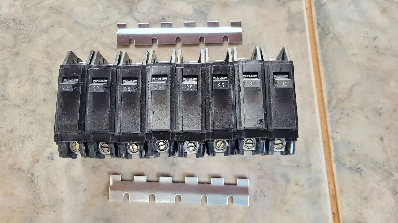 8 disjuntores NEMA (20A, 25A e 30A)