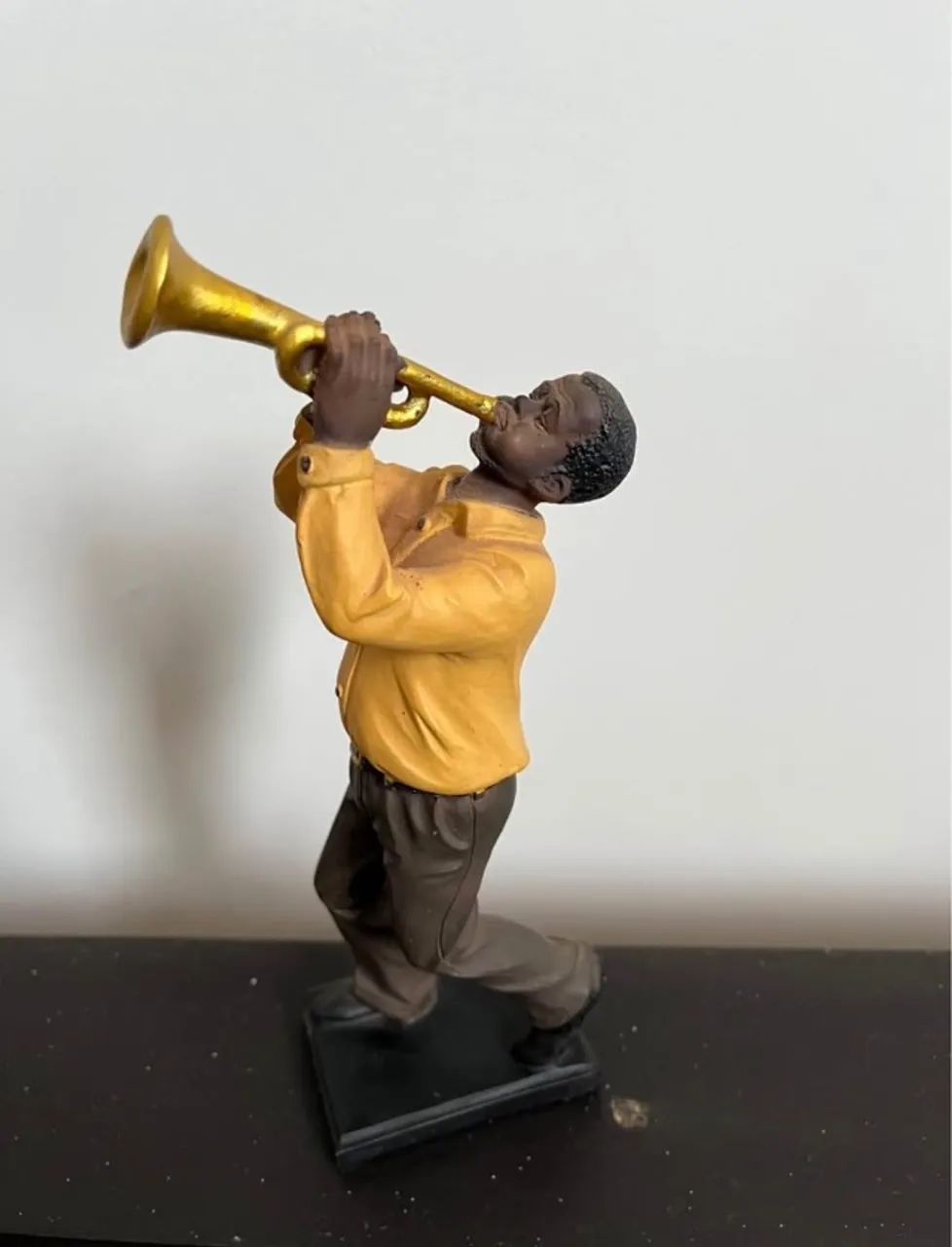 Estatueta homens tocando trompete  - Foto 2