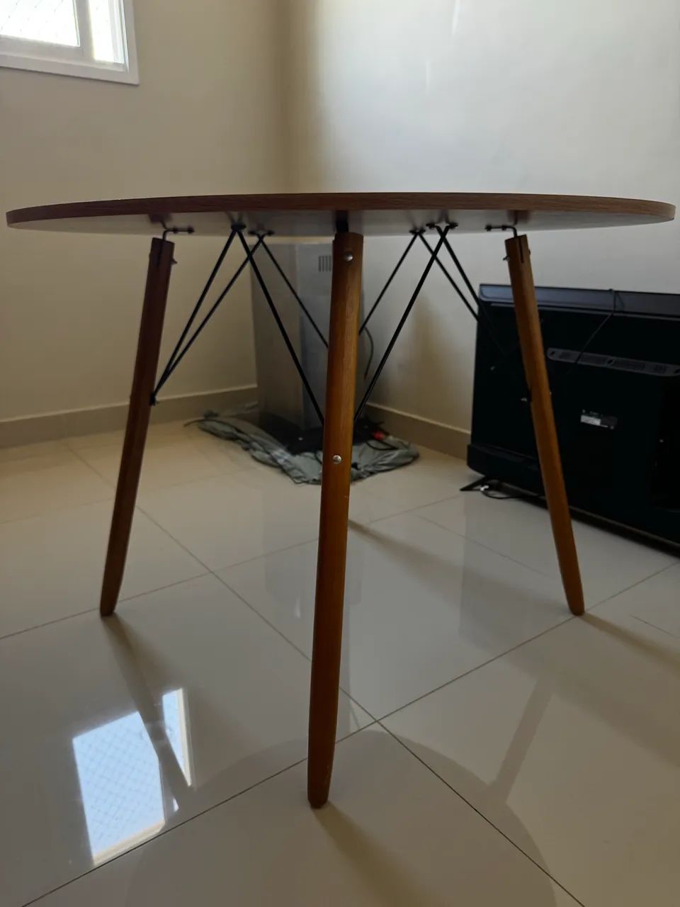 Mesa com pernas de madeira e tampo em MDF Freijó - Foto 4