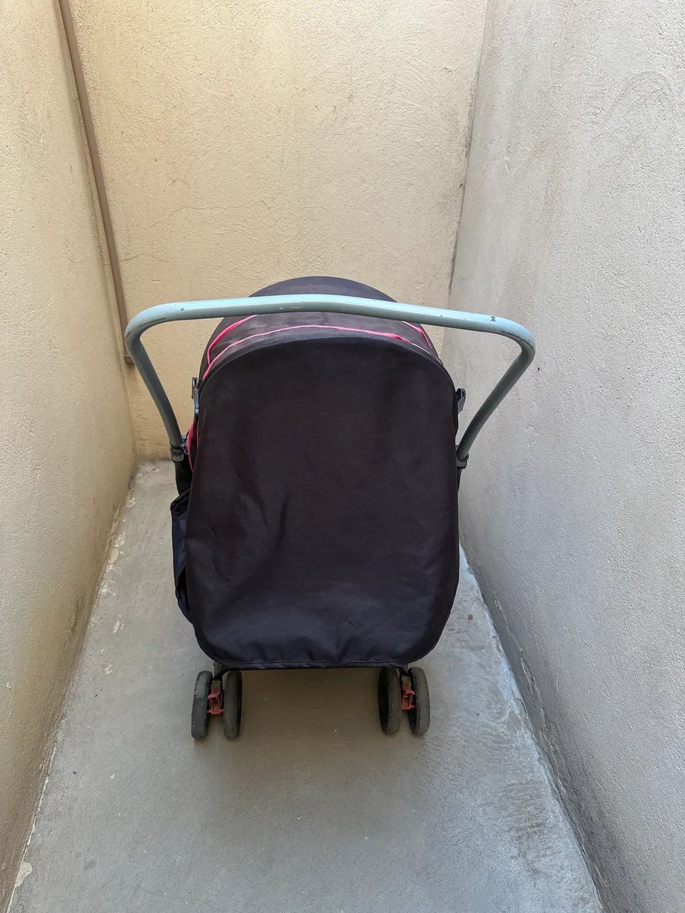 Vendo carrinho de bebê conservado  - Foto 3