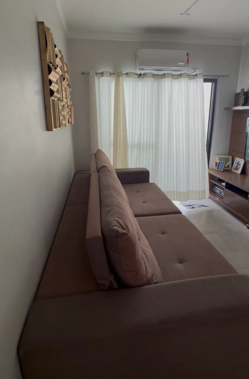 Sofá retrátil vira cama de casal 