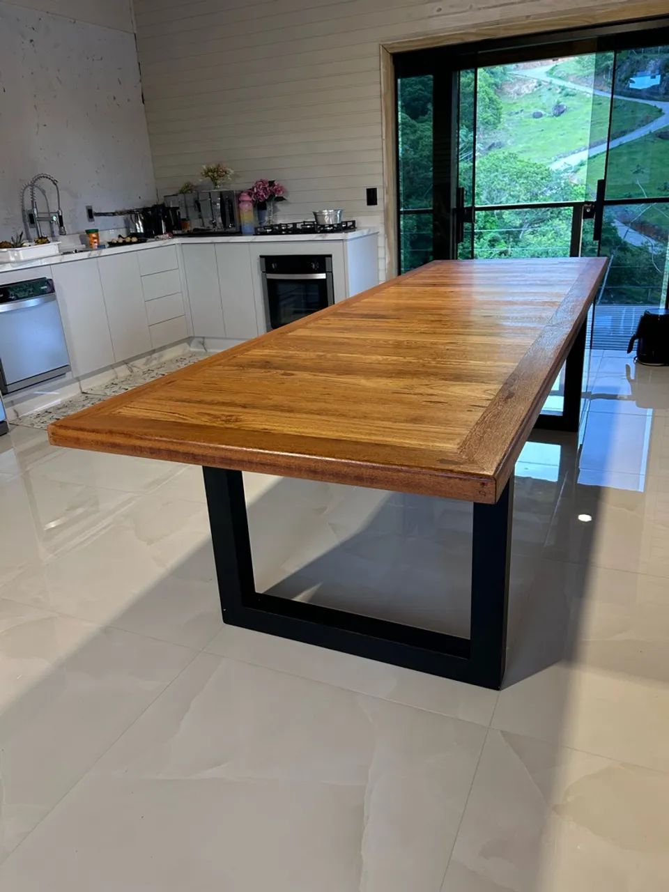 Mesa em Angelim pedra com pés de ferro