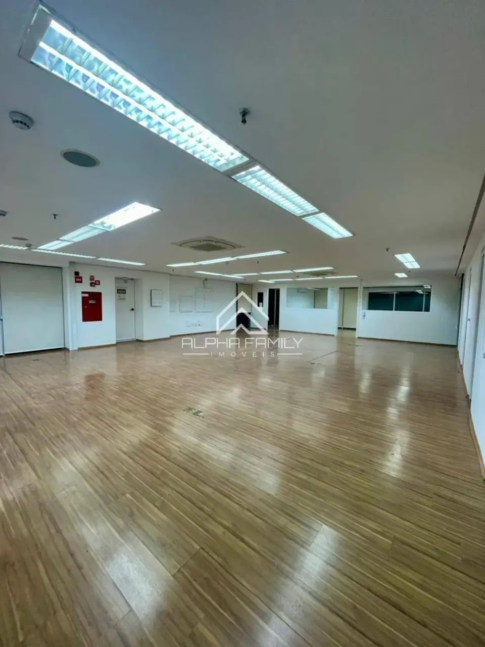 SALA PARA VENDA OU LOCAÇÃO EM ALPHAVILLE - ED. ALFACON