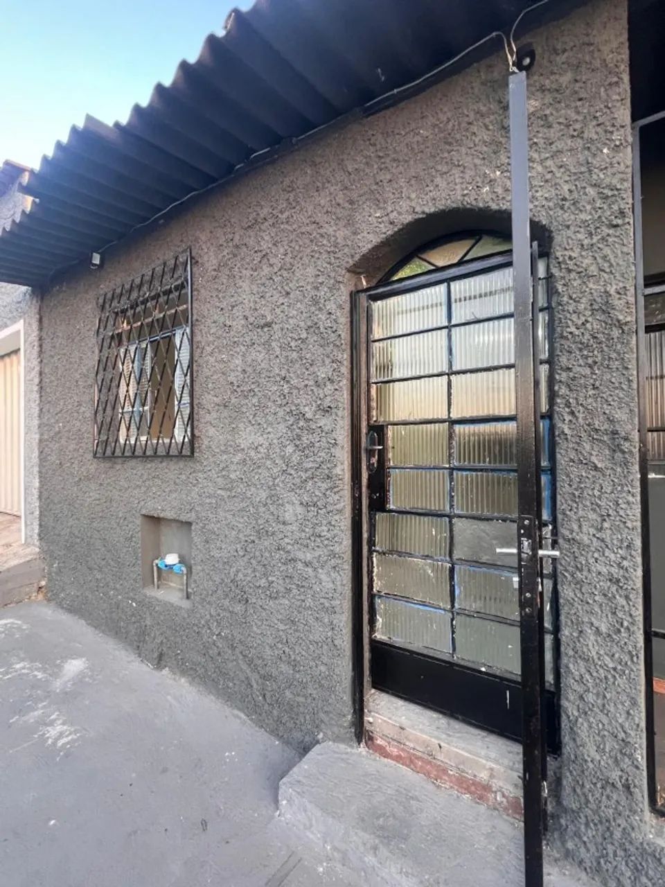 Aluga-se imóvel/barracão/kitnet no bairro Nova Vista. 