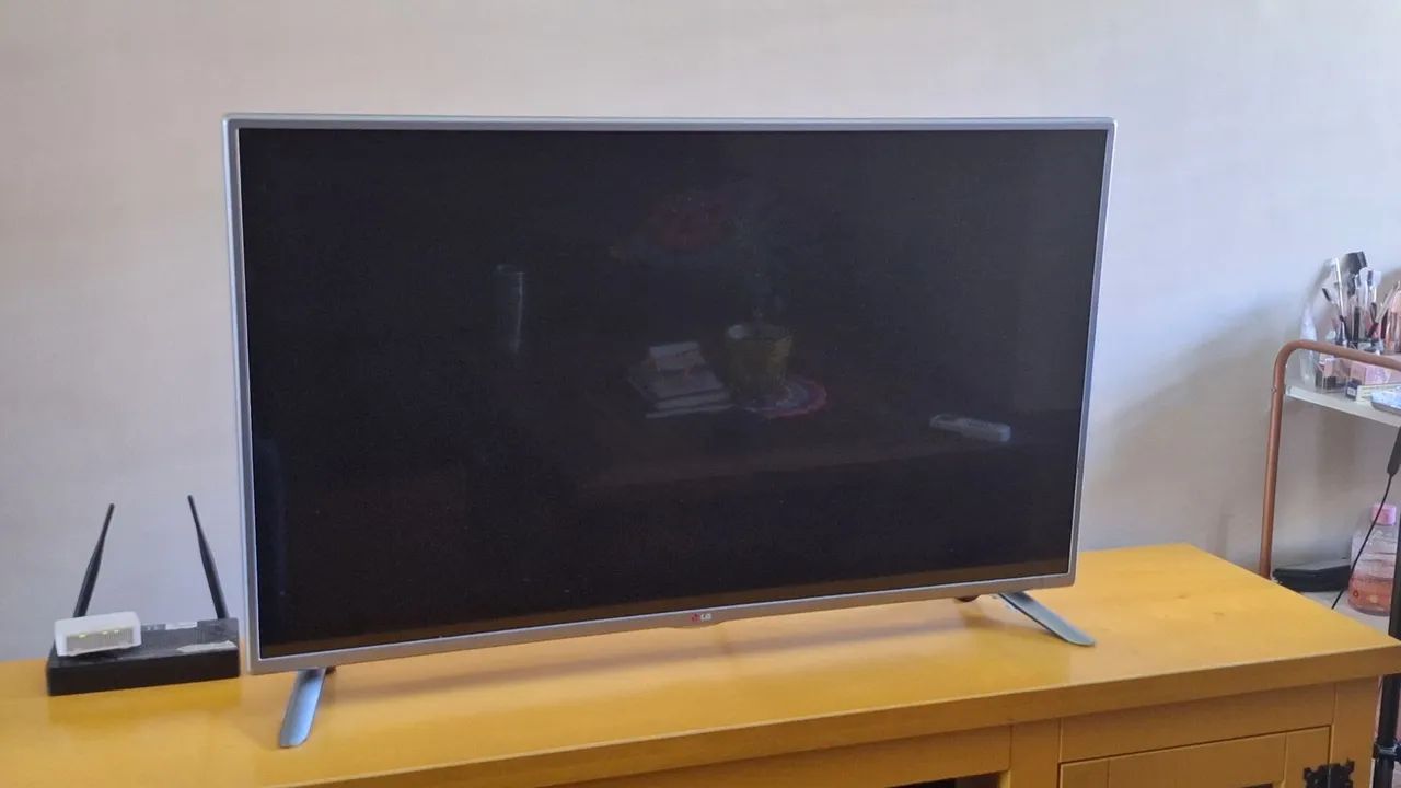 TV COM DEFEITO, ela não liga. 