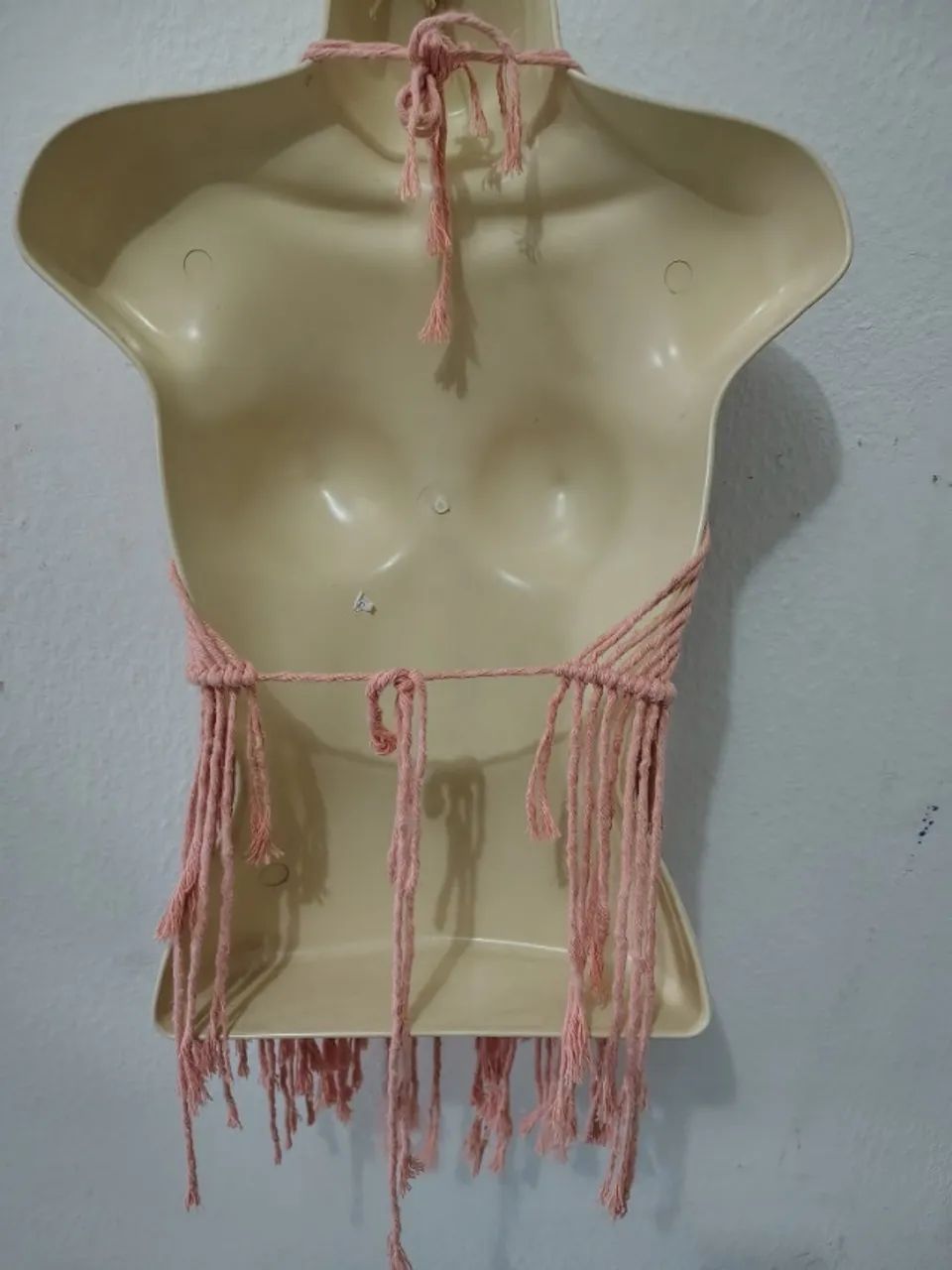 Blusa de macramê rosa com pedrarias de madeira - Foto 4