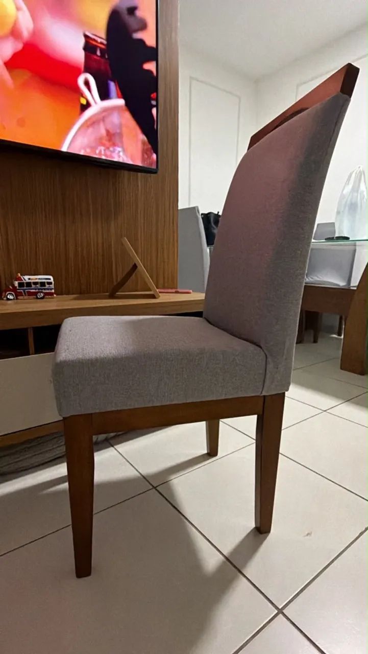 Mesa de madeira e tampa de vidro com 6 cadeiras - Foto 2