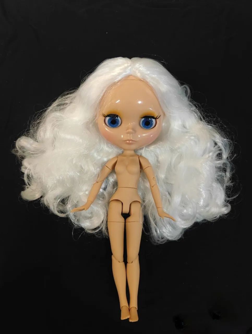 Boneca Blythe Tan Com Cabelos Brancos, Vestido e Sapatinho de Brinde  - Foto 3