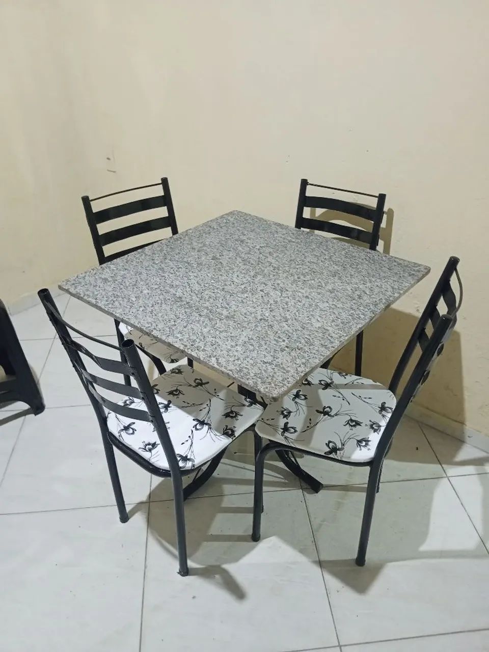 mesa de mármore com as 4 cadeiras faço entrega imediata e acerta cartão  - Foto 5
