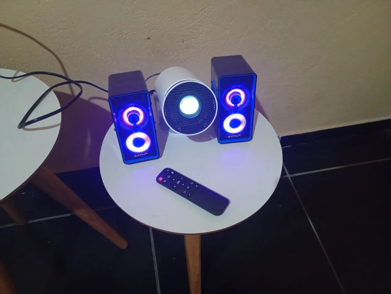 Mesinhas e projetor  - Foto 2
