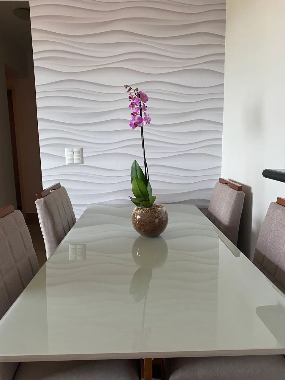 Mesa de madeira com tampo de vidro com 6 cadeiras  - Foto 3