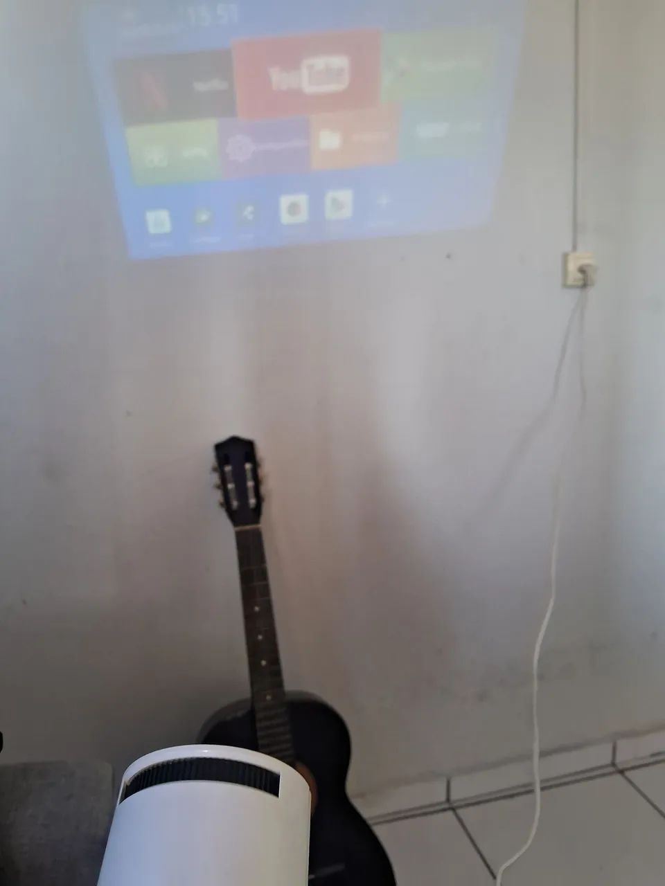 Projetor de celular e contém aplicativos próprios, funciona como uma TV de 120 polegadas,  - Foto 4