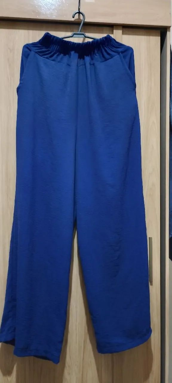 Calça pantalona com bolsos azul 