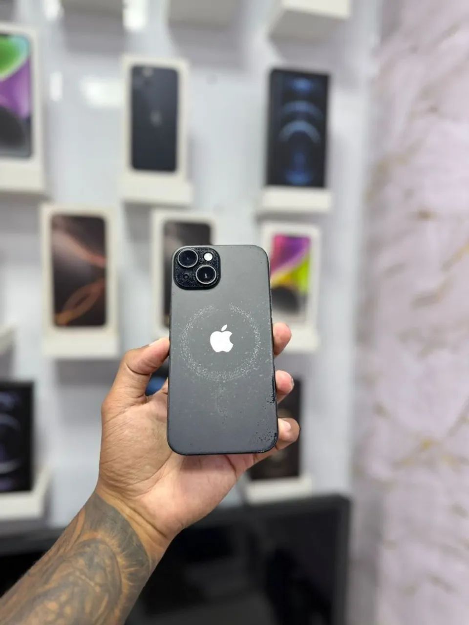 IPHONE 15 128GB MARCAS DE USO<br>R$ 2.899,00