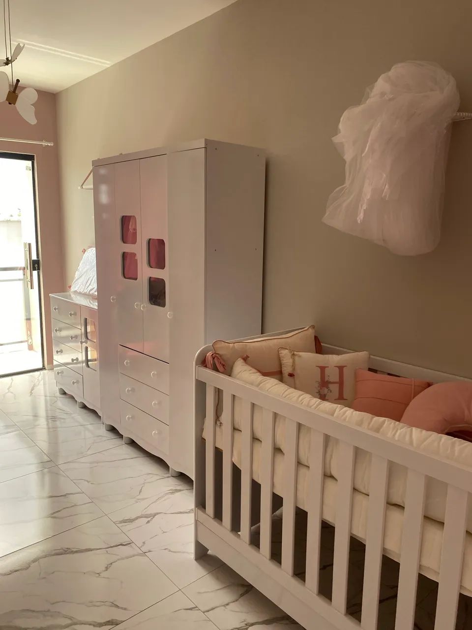 Quarto de bebê completo - Guarda roupa, cômoda e berço americano