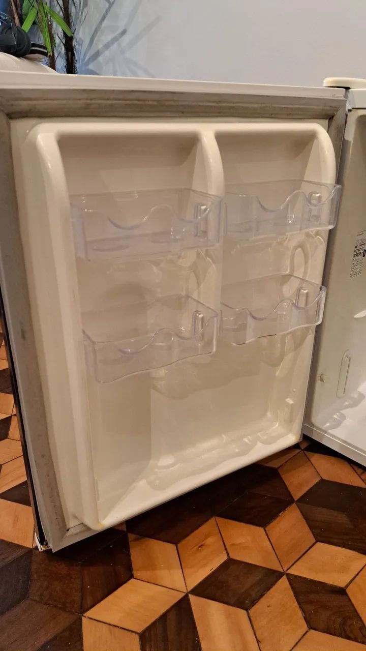 FRIGOBAR ELETROLUX RE80 (80Litros) - Foto 4