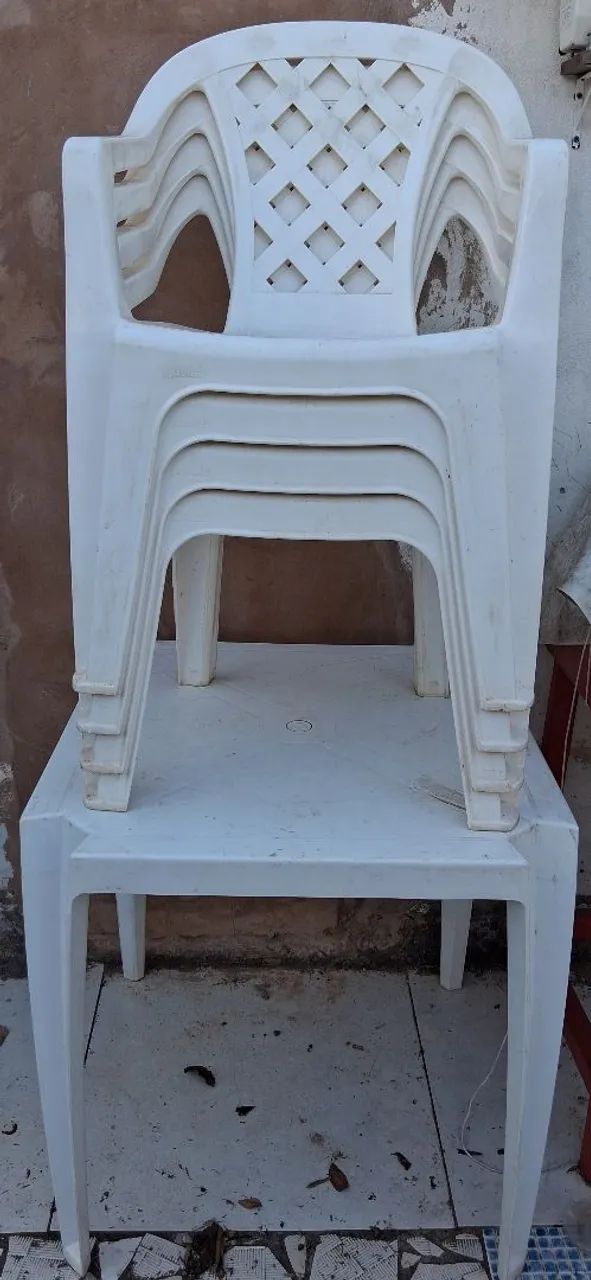 1 mesa e 4 cadeiras de plástico 