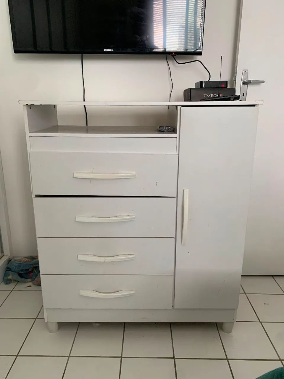 Cômoda Branca com 4 Gavetas e 1 Porta - Foto 2