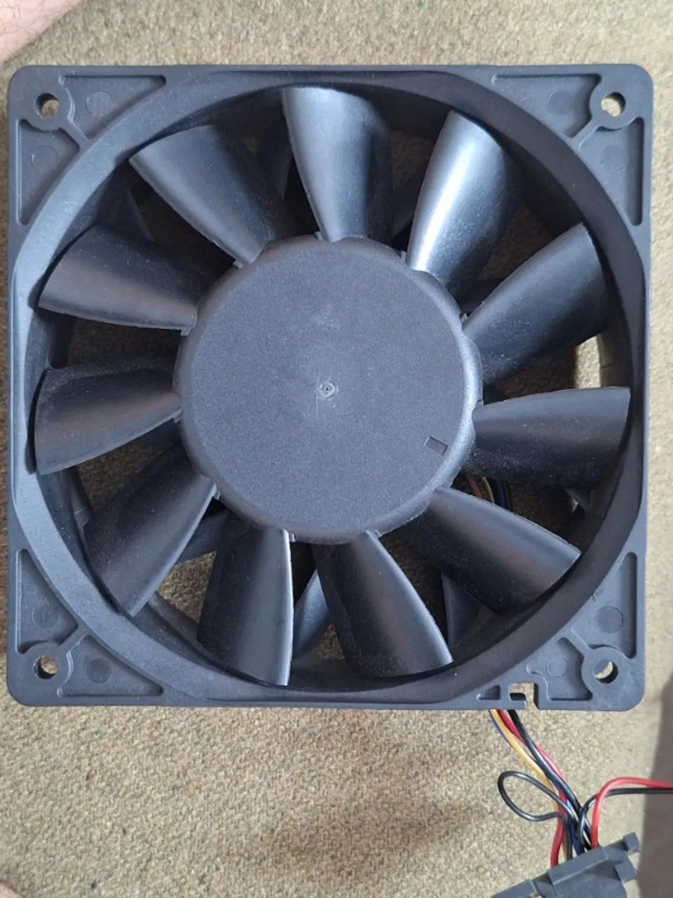 Cooler original da Delta Electronics, modelo PFC1212DE