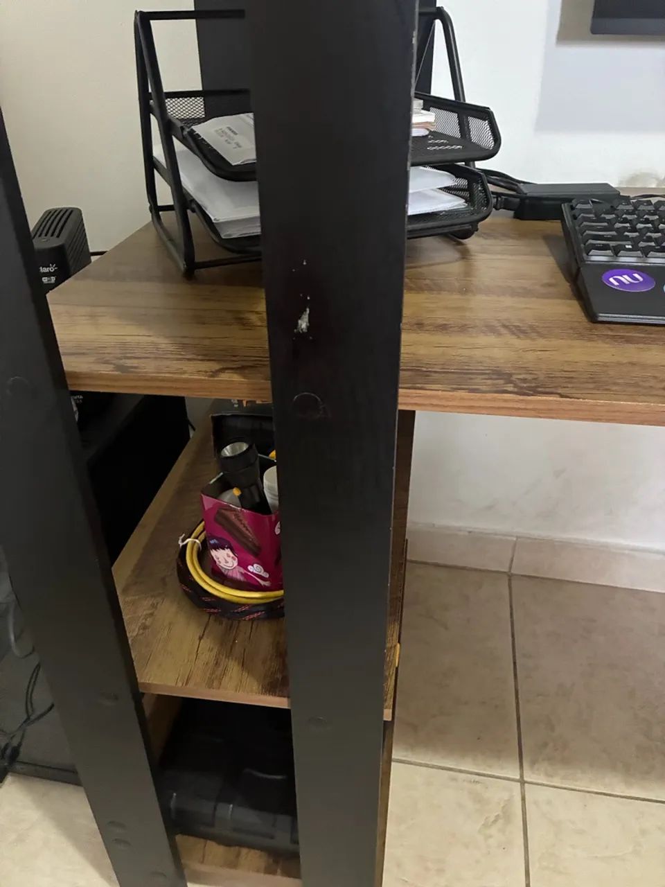 Mesa de escritório com prateleira - Foto 3