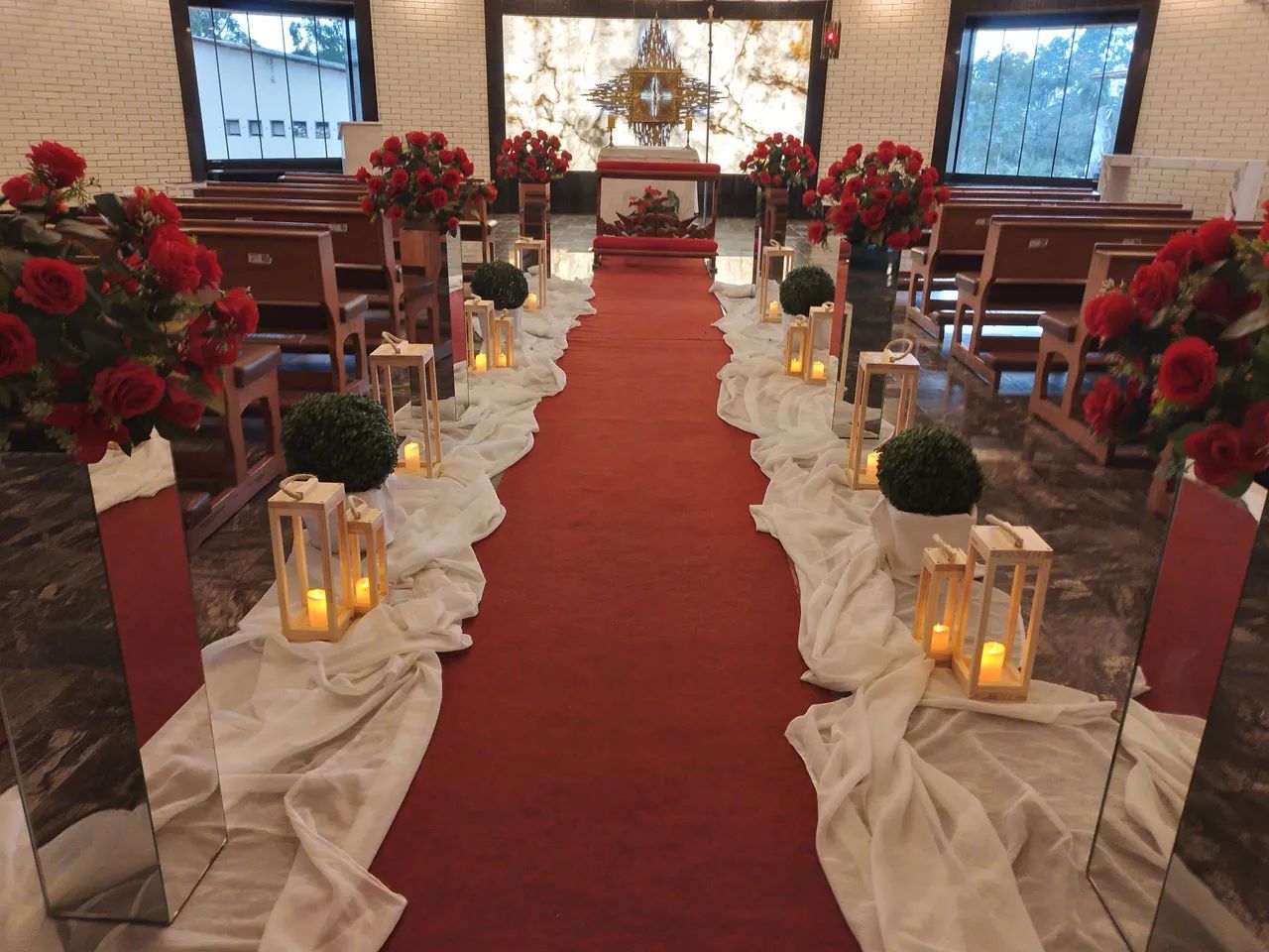 Decoração corredor para cerimônia de casamento