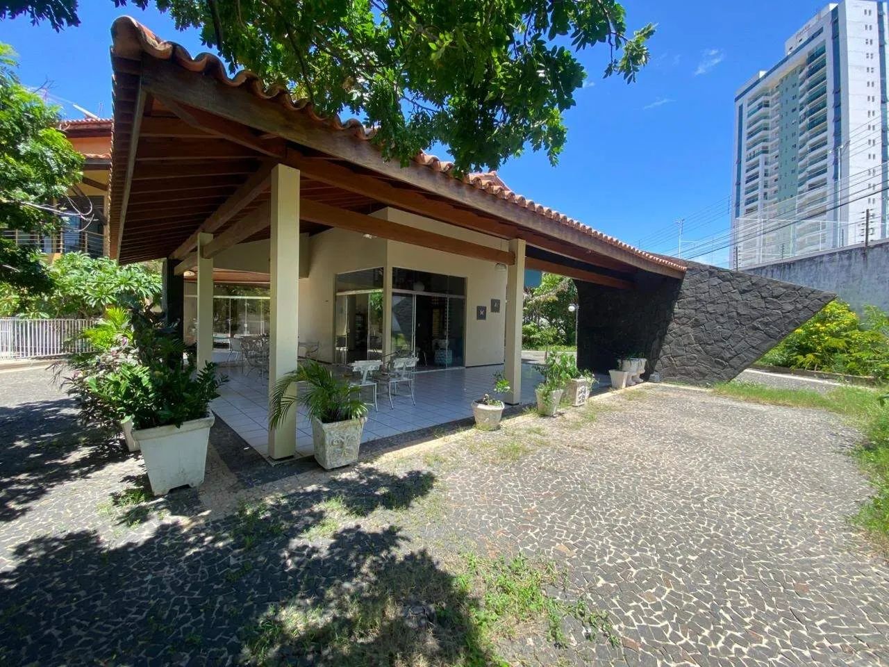 Casa Duplex à Venda com Amplo Terreno