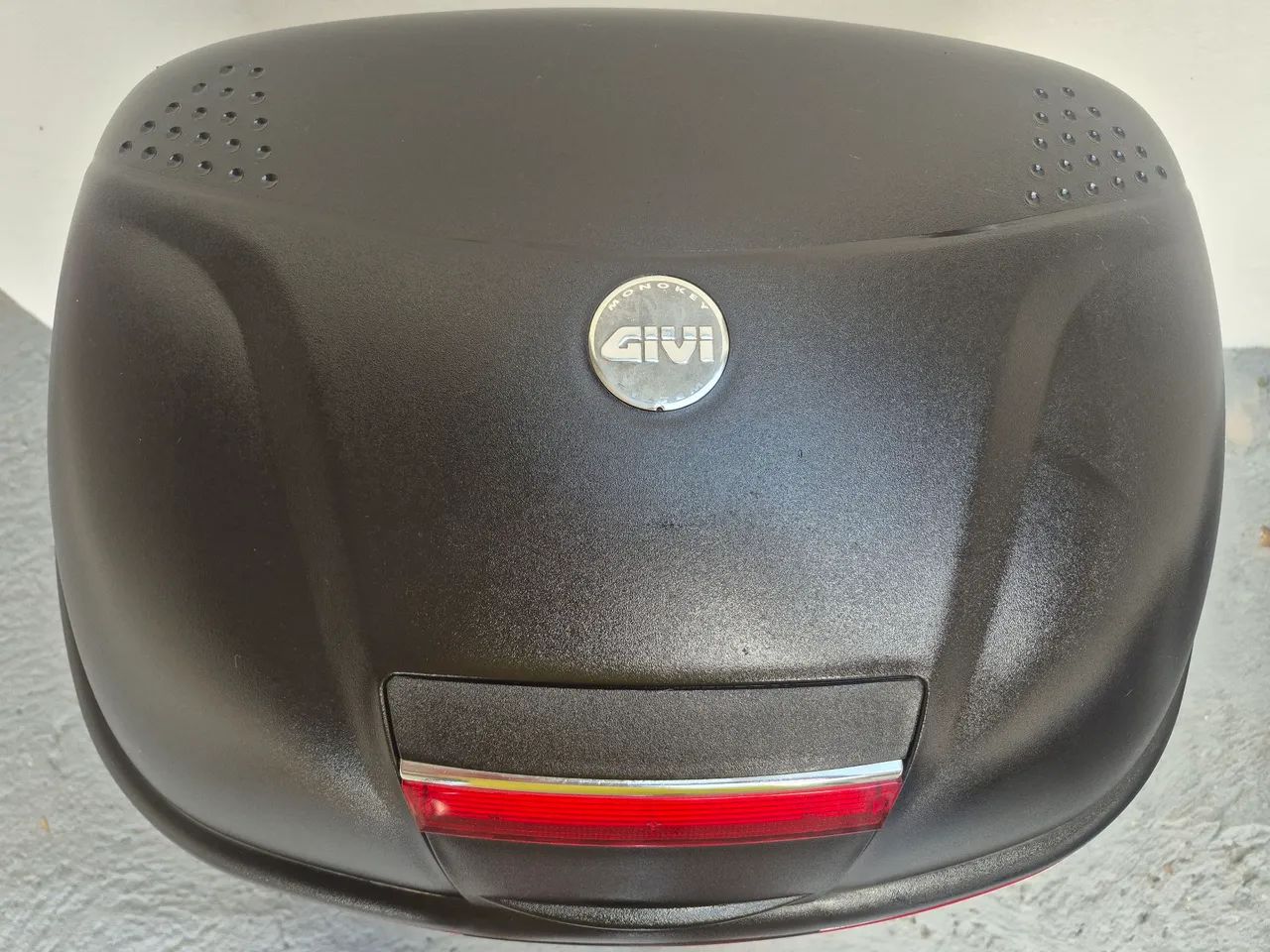 Baú Givi 46 litros e base Givi.