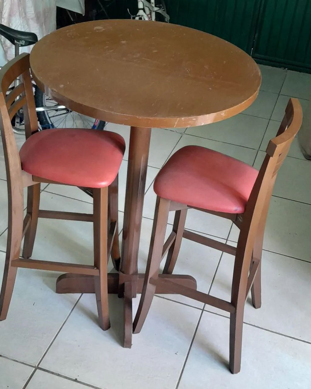 Mesa bistro de madeira com 2 cadeiras 