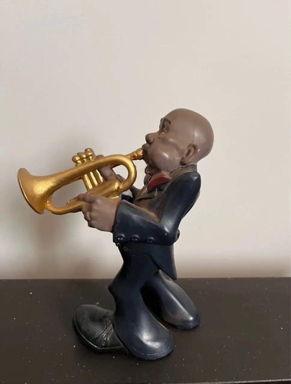 Estatueta homens tocando trompete  - Foto 3