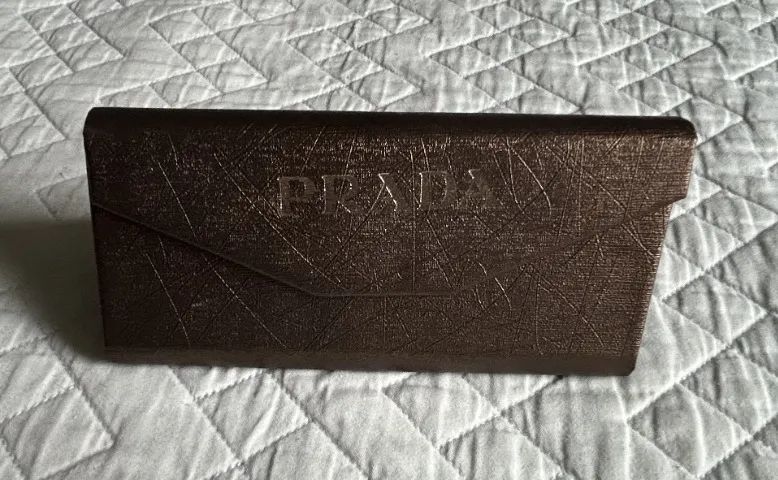 ESTOJO PARA OCULOS MARCA PRADA MARROM METALICO - Acessórios