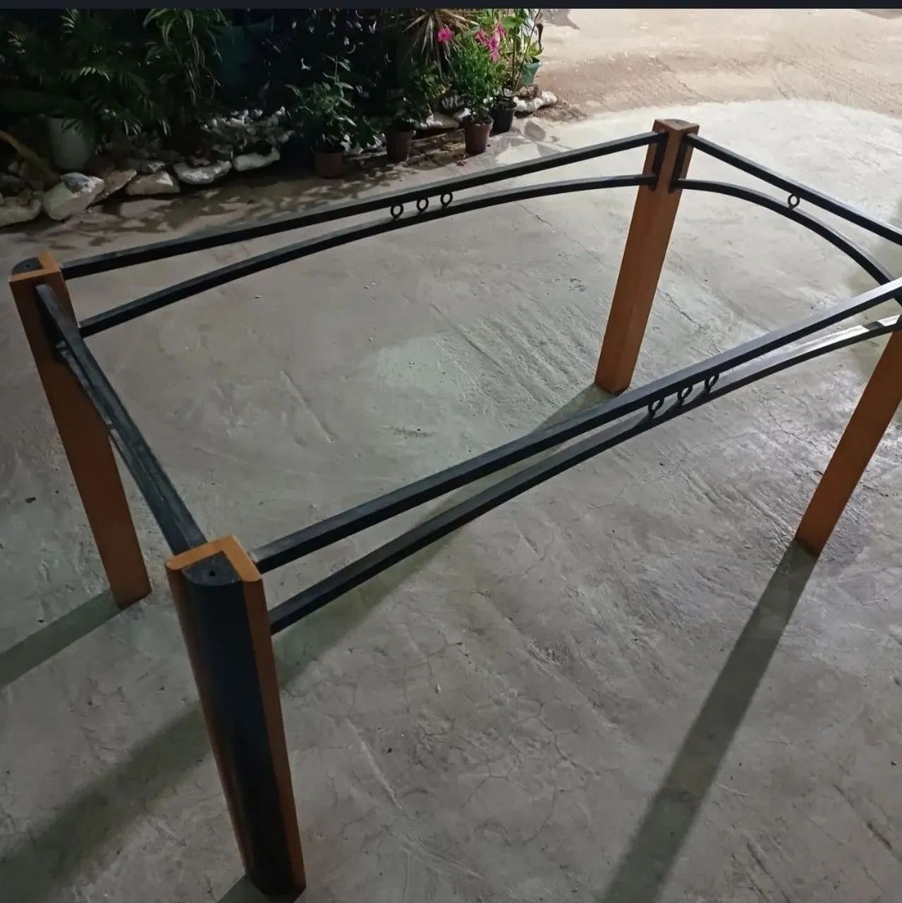Mesa de jantar 6 lugares. Sem o tampo de vidro e sem cadeiras. - Foto 2