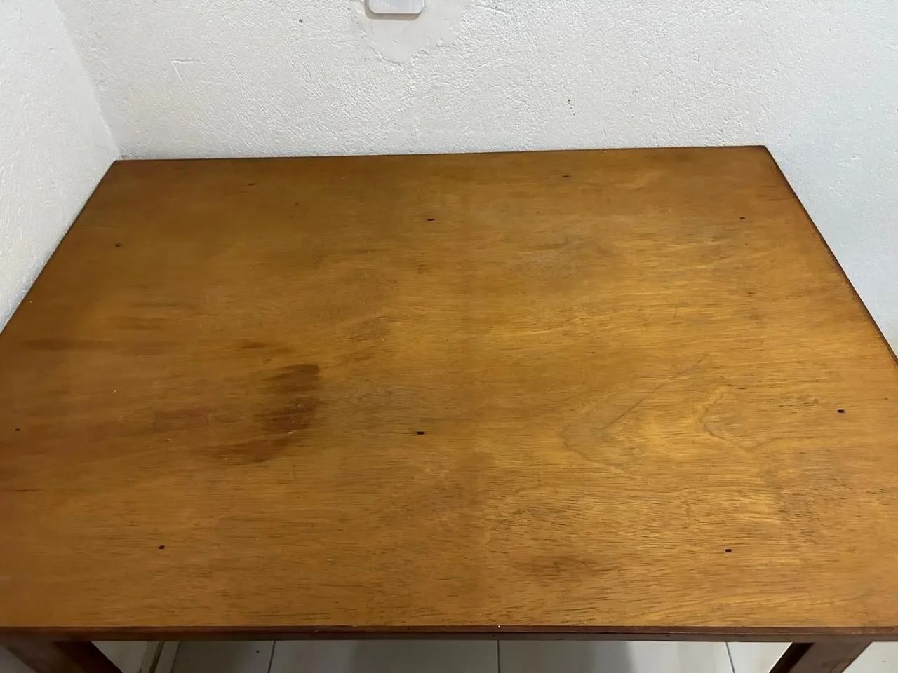 Vendo está mesa e 4 cadeiras de madeira - Foto 3
