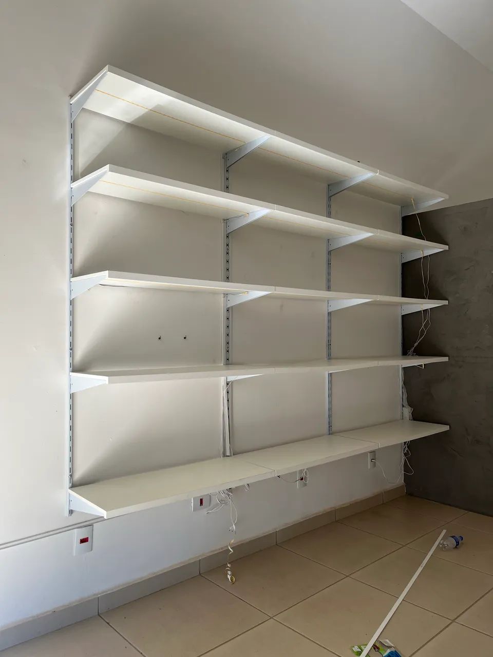 > Prateleira Modular de Aço e MDF / Expositor Comercial Usado (Ótimo Estado)