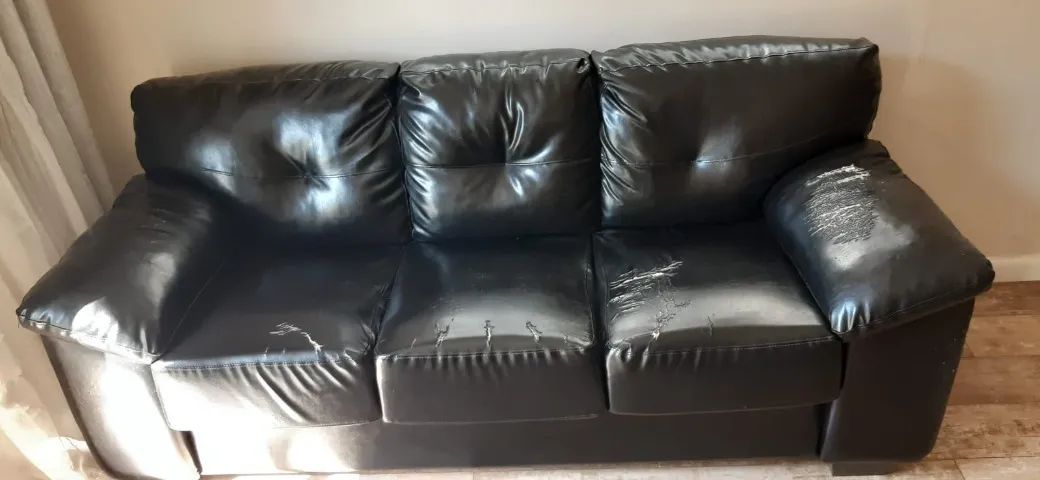 SOFÁ EM COURO PRETO - Foto 2