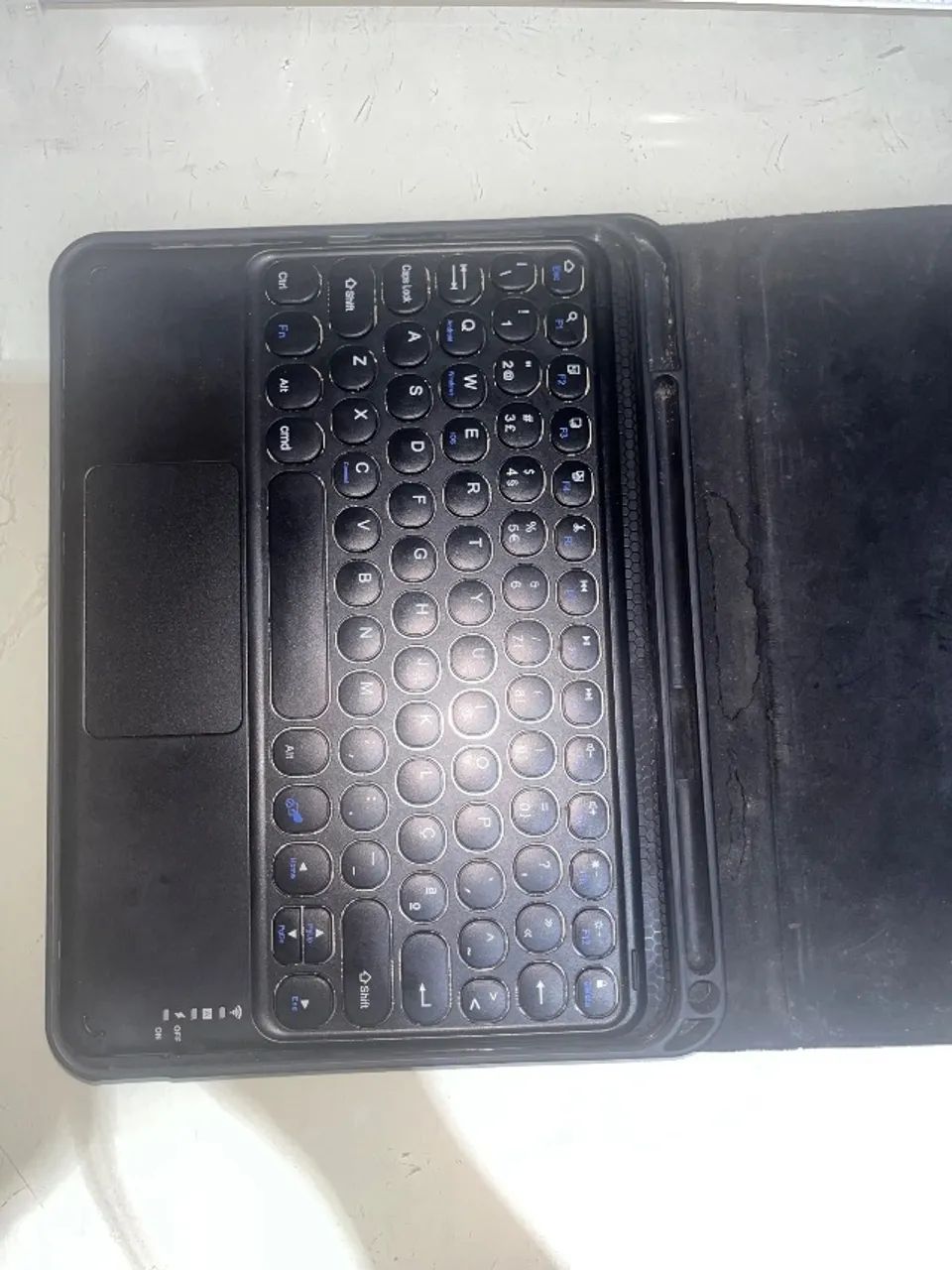 Capa com Teclado Magnético e Touchpad - iPad 10ª e 11ª Geração (10,9"/11") - Usada - Foto 5