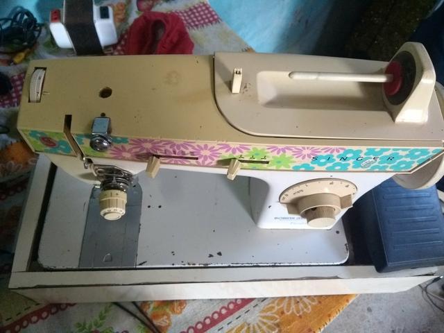 Máquina de costura Singer Ou troco por som de casa - Foto 2
