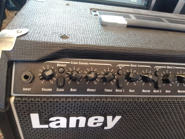 Amplificador Laney LV200 65W em perfeito estado - Foto 3
