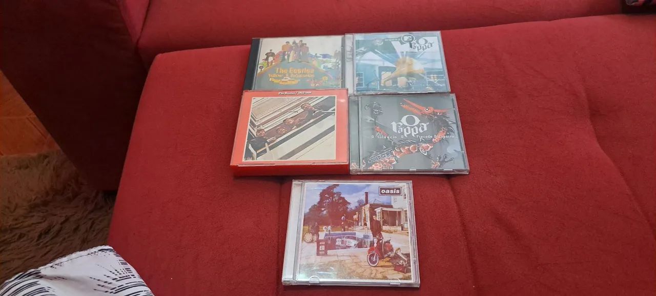 CDs de música - The Beatles, Oasis, Topa,  e outros.