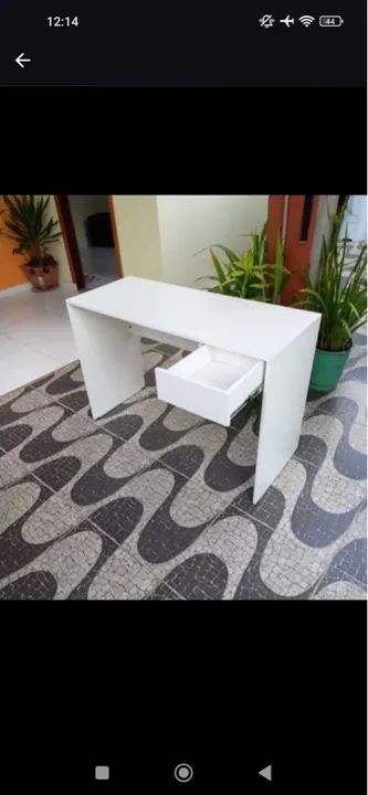 Mesa de escritório branca com gaveta