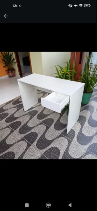 Mesa de escritório branca com gaveta