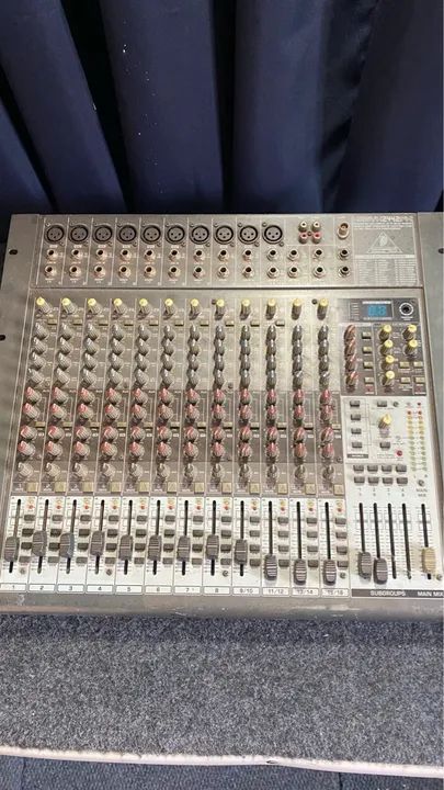 Mesa de som 16 canais Beringher