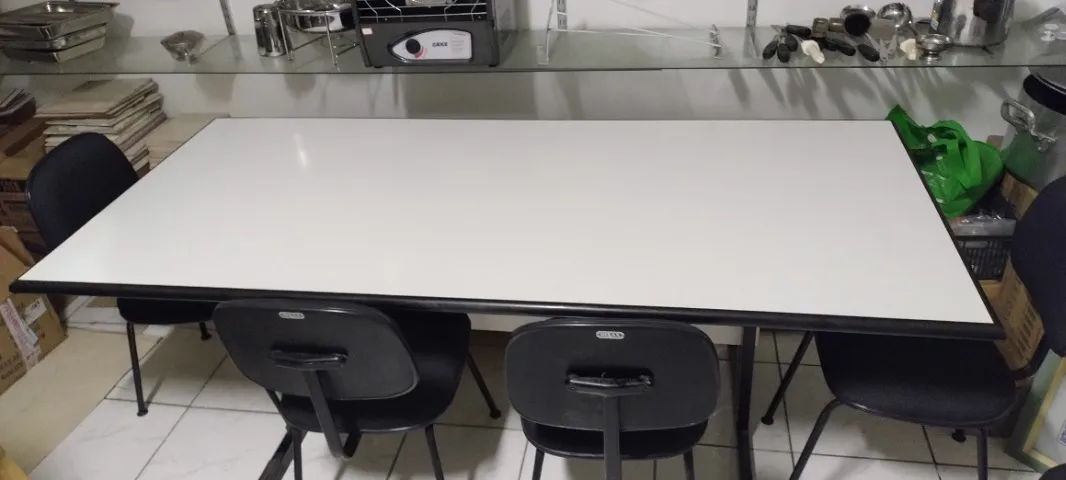 MESA de escritório grande + 05 cadeiras e mesa menor aceito troca mesa demolicão + cadeira