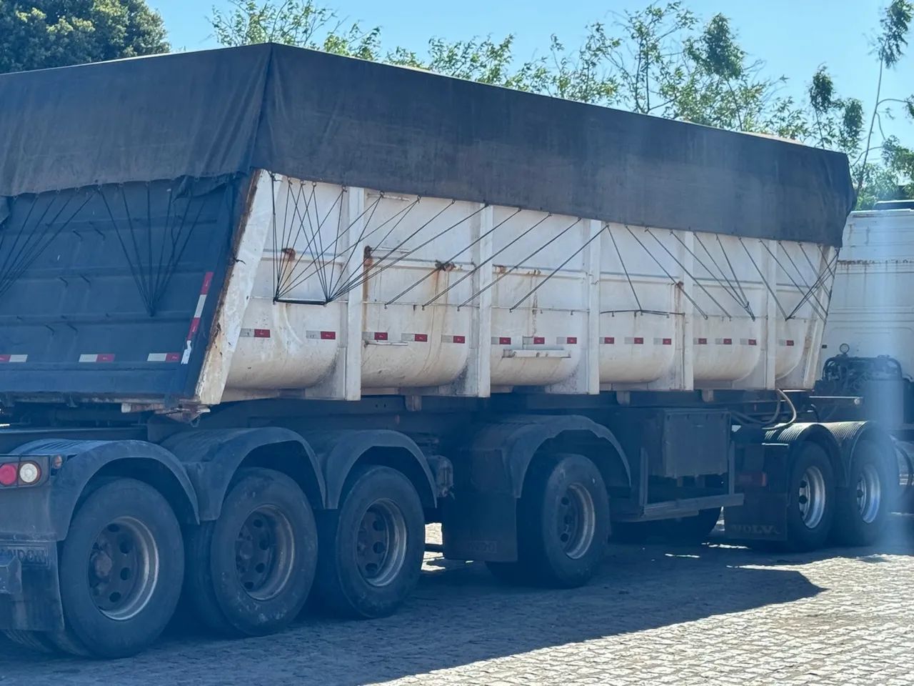 Cacamba 4 eixo  - Foto 2